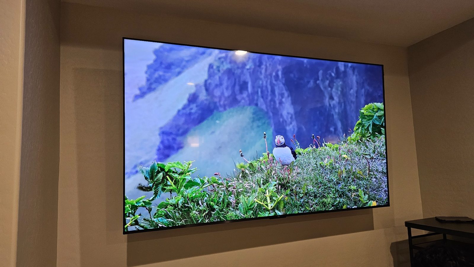 Large-format TV mount – flush and level